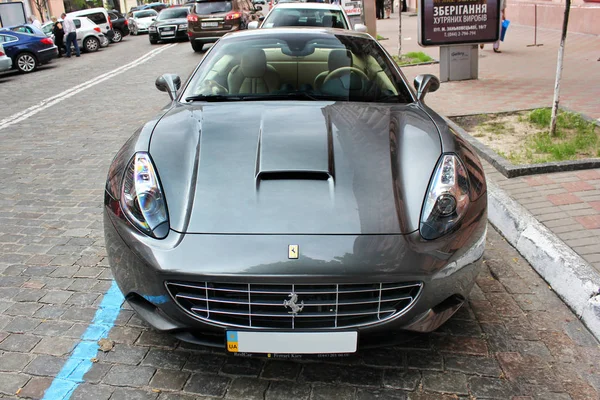 Kiev, Ucraina; 27 aprile 2015. Ferrari California in strada. Velocità. Mi sintonizzo. molto costoso. La macchina. Karbon. Razza. In città. Lussuoso. Mi sintonizzo. Supercar. Foto editoriale . — Foto Stock