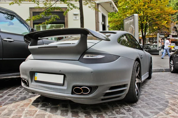 Киев, Украина; 18 апреля 2014. Porsche 911 Turbo S припаркован в центре Киева. Мэтт Порше. Редакционное фото . — стоковое фото