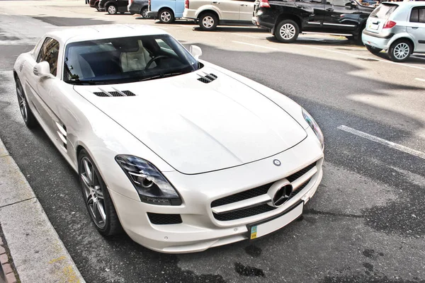 1 Nisan 2016; Kiev; Mercedes-Benz Sls-sınıf Amg asfalt zemin üzerine. Kraliyet supercar. Editoryal fotoğraf. — Stok fotoğraf