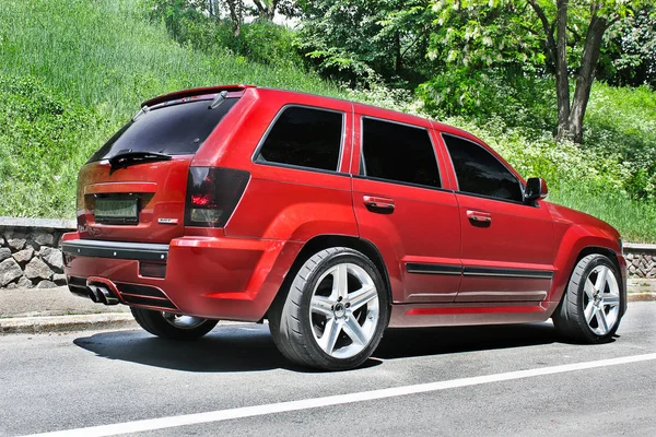 18 de septiembre de 2012, Kiev. Jeep Grand Cherokee SRT8. Brutal auto todoterreno. Capucha de carbono. Tuning SUV. Foto editorial . — Foto de Stock