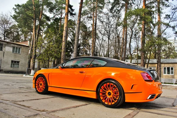 Kiev, Ucrânia; 10 de abril de 2015. Bentley Continental GT Mansory. Foto editorial . — Fotografia de Stock