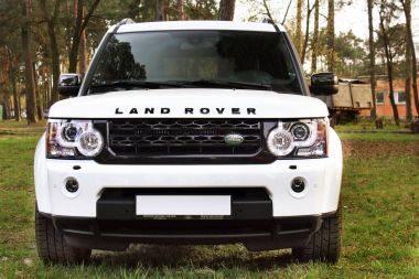 Kiev, Ukrayna; 20 Nisan 2016. Arazi Range Rover keşif 4 bir orman. Lüks. İngiltere'de. SUV. Editoryal fotoğraf.