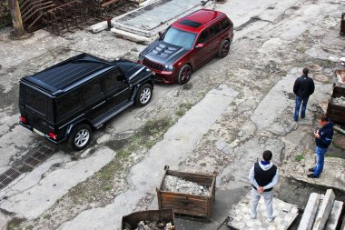 4 Eylül 2012, Kiev. Mercedes-Benz G55 Amg ve Jeep Grand Cherokee Srt8. vahşi combo. . Editoryal fotoğraf.