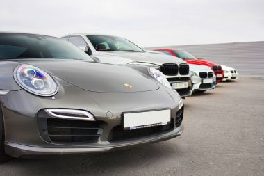 Kiev, Ukrayna; 17 Ekim 2016; Süper combo supercars. Porsche 911 Turbo S ve 2 x Bmw X 6 M ve Bmw M3 (E92). Sokak yarışı. Drag racing. Editoryal fotoğraf.
