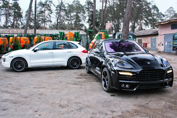 Kiev, Ucrânia; 3 de setembro de 2015; Porsche Cayenne Turbo TechArt Magnum no fundo kombine. Foto editorial . — Fotografia de Stock