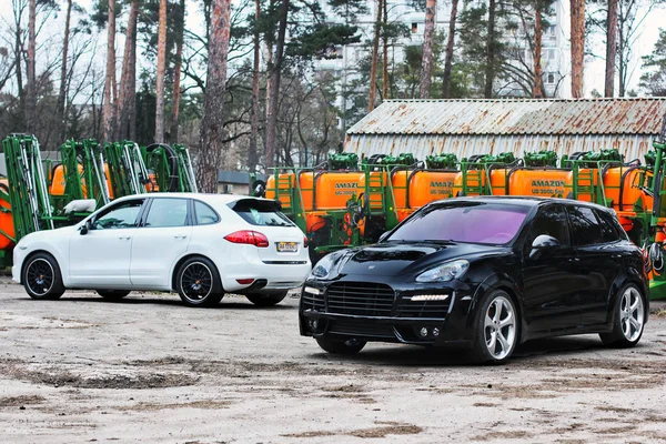 Porsche Cayenne Turbo Techart Magnum ve beyaz Porsche Cayenne üzerinde arka plan kombine. Kiev, Ukrayna, 4 Nisan 2015. Editoryal fotoğraf. — Stok fotoğraf