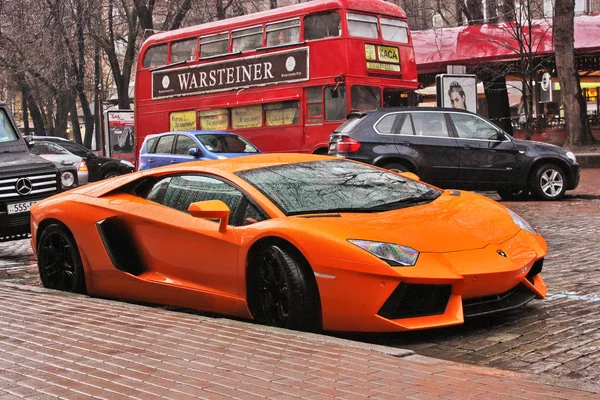 Kiev, Ukraina. 3 juli, 2013; Lamborghini Aventador på gatorna. Bil. Orange. Staden. Lyxiga. Tuning. Superbil. Bilen i regn. Regndroppar. Redaktionella foto. — Stockfoto