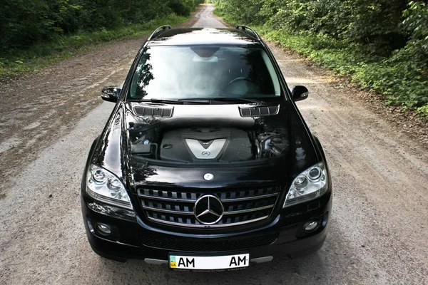 Zhitomir, Ucrânia; 10 de abril de 2014. Mercedes-Benz ML-Class na estrada florestal. Foto editorial . — Fotografia de Stock