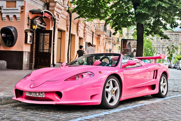 Kiev, Ukraine ; 18 avril 2015. Ferrari Modène F360 Spider Sbarro GT8. La ville. Tuning. Supercar. Photo éditoriale . — Photo