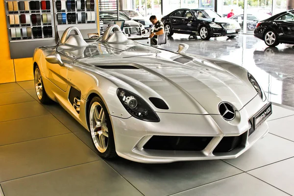 Kiev, 2 oktober 2013. Mercedes-Benz Slr Mclaren Stirling Moss. AMG. Koplampen van de auto. Luxe koplampen. Redactionele foto. — Stockfoto