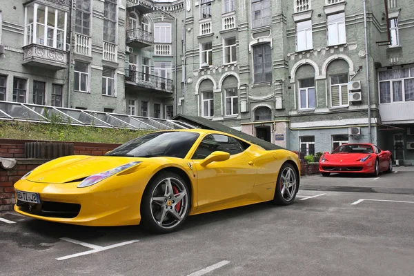 27 de fevereiro, Ucrânia, Kiev; Ferrari 458 Italia e Ferrari 458 Spider, Amarelo e vermelho. Foto editorial . — Fotografia de Stock