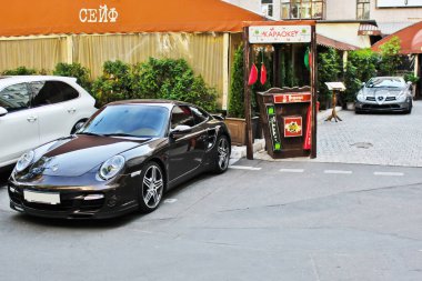 25 Eylül 2016; Ukrayna, Kiev; Mercedes-Benz Slr Mclaren 722 Edition ve Porsche 911 Turbo S restoranın arka plan üzerinde. Eski kafe. Editoryal fotoğraf.