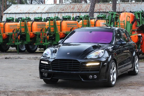 Kiev, Ucrânia; 3 de setembro de 2015; Porsche Cayenne Turbo TechArt Magnum no fundo kombine. Um SUV brutal. Foto editorial . — Fotografia de Stock