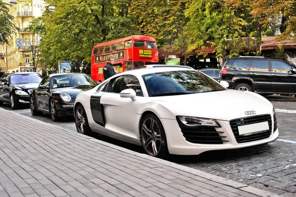 Kiev, Ukrayna; 20 Nisan 2014; Audi R8 vs Porsche 911 Carrera. Açılan supercar. İngilizce otobüs. Editoryal fotoğraf.