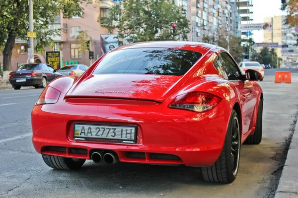 Uly 3, 2013, Kiev, Ukrayna; Porsche Cayman S. kırmızı. Editoryal fotoğraf.