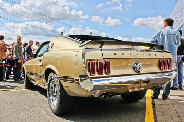 Kiev, Ucrania. 25 de mayo de 2013. Ford Mustang Mach 1 1969. Carro muscular. Ruedas calientes. Foto editorial . — Foto de Stock
