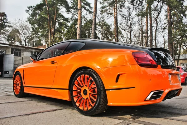 Kiev, Ucrânia; 10 de abril de 2015. Bentley Continental GT Race Mansory na floresta. Vista traseira. Foto editorial . — Fotografia de Stock