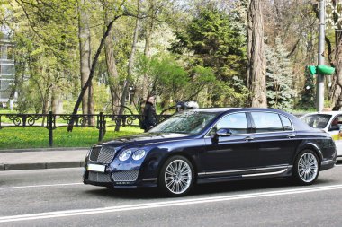 Kiev, 26 Kasım 2016. Bentley Continental hızlandırılması. Araba. Mavi. Şehir. Lüks. Ayarlama. Araba hareket. Editoryal fotoğraf.