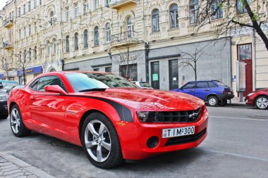 Kiev, Ukrayna; 10 Nisan 2014. Merkezi Camaro Chevrolet Camaro. Editoryal fotoğraf.