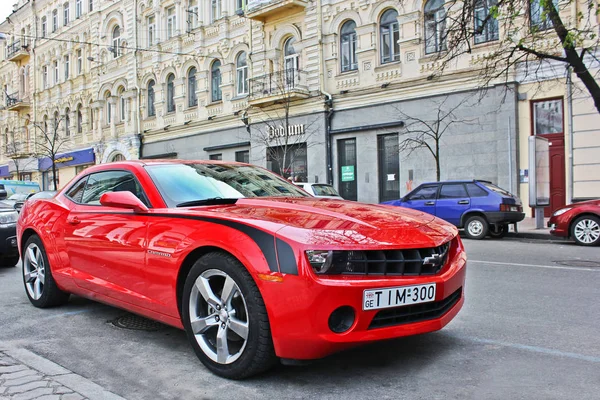 Kiev, Ukrayna; 10 Nisan 2014. Merkezi Camaro Chevrolet Camaro. Editoryal fotoğraf.