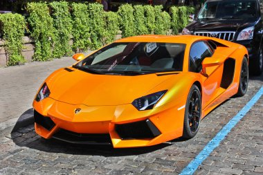 Kiev, Ukrayna - 1 Temmuz 2012; Lamborghini Aventador sokaklarda. Araba. Turuncu. Şehir. Lüks. Ayarlama. Supercar. İtalya. Editoryal fotoğraf.