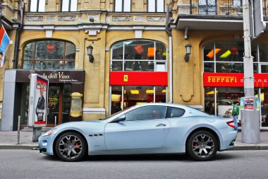 8 Ekim 2015, Kiev, Ukrayna; Maserati Granturismo Ferrari Bayilik yakınında. İtalyan supercar. Editoryal fotoğraf.