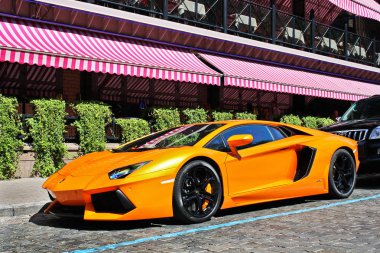Kiev, Ukrayna - 1 Temmuz 2012; Lamborghini Aventador sokaklarda. Araba. Turuncu. Şehir. Lüks. Ayarlama. Supercar. İtalya. Editoryal fotoğraf.