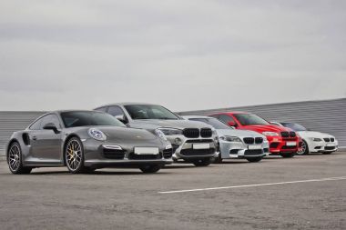 Kiev, Ukrayna; 17 Ekim 2016; Süper combo supercars. Porsche 911 Turbo S ve 2 x Bmw X 6 M ve Bmw M3 (E92). Editoryal fotoğraf.