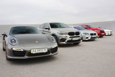 Kiev, Ukrayna; 17 Ekim 2016; Süper combo supercars. Porsche 911 Turbo S ve 2 x Bmw X 6 M ve Bmw M3 (E92). Sokak yarışı. Drag racing. Editoryal fotoğraf.
