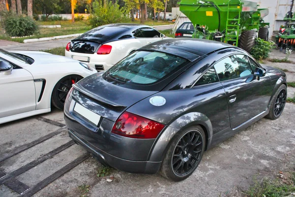 9 Şubat 2017, Kiev Ukrayna. Audi Tt Rs ve Porsche Panamera araba parçası ve Bentley. Editoryal fotoğraf. — Stok fotoğraf