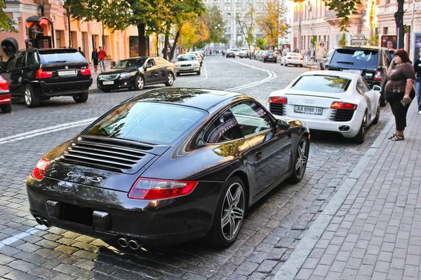 Kiev, Ukrayna; 20 Nisan 2014; Audi R8 vs Porsche 911 Carrera. Açılan supercar. Editoryal fotoğraf.