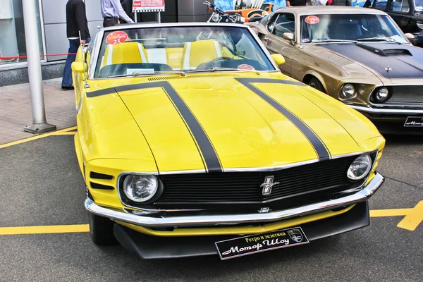 Kiev, Ukrajna. Auto Show május 25., 2013. 1970 Ford Mustang főnök 302. Hot Wheels. Szerkesztői fotó. — Stock Fotó