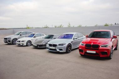 Kiev, Ukrayna; 17 Ekim 2016; Süper combo supercars. Porsche 911 Turbo S ve 2 x Bmw X 6 M ve Bmw M3 (E92). Editoryal fotoğraf.