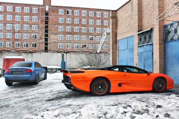 2013 年 1 月 3 日;キエフ、ウクライナ。ジャガー Xj220 (1991) とアウディ Rs4。 冬。寒い。雪。エキゾチカ。エディトリアル写真. — ストック写真