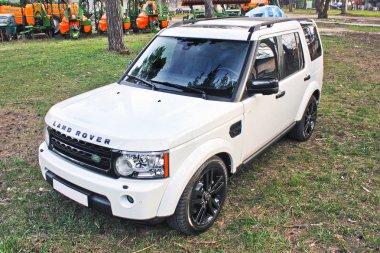Kiev, Ukrayna; 20 Nisan 2016. Arazi Range Rover Discovery 4. Lüks. Ayarlama. Supercar. İngiltere'de. Otomatik. SUV. Editoryal fotoğraf.