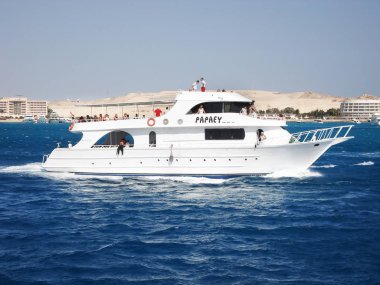 Luksor, Mısır. 25 Mayıs 2013. Plaj. Tekne. Sahilde tekne. Turistler. Yat. Editoryal fotoğraf.