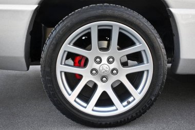 Kiev, Ukrayna; 10 Nisan 2015. Araba lastikleri. Araba tekerlek yakın çekim. Dodge RAM Srt-10. Editoryal fotoğraf.