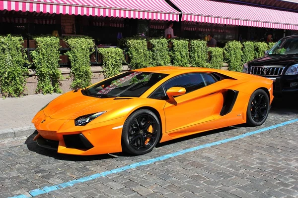 Kiev, Ukrayna - 1 Temmuz 2012; Lamborghini Aventador sokaklarda. Araba. Turuncu. Şehir. Lüks. Ayarlama. Supercar. İtalya. Editoryal fotoğraf.