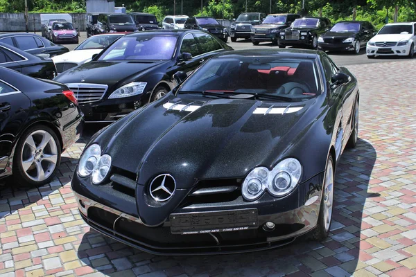 June 17, 2014, Kiev, Ukraine. Mercedes-Benz SLR McLaren on the background Rolls-Royce, BMW, Bentley. Editorial photo. — Stock Photo, Image