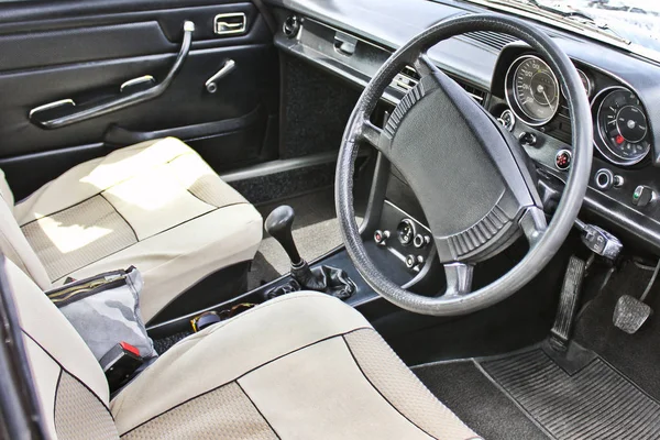 Uitzicht op het interieur van een moderne auto met het dashboard — Stockfoto