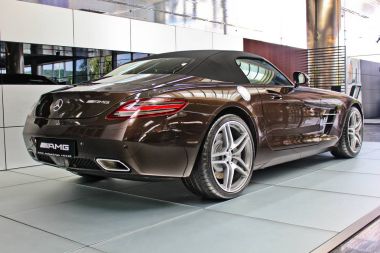 Kiev, Ukrayna; 20 Ocak 2016; Mercedes-Benz Sls 6.3 Amg Roadster duvar arka plan üzerinde. Editoryal fotoğraf.