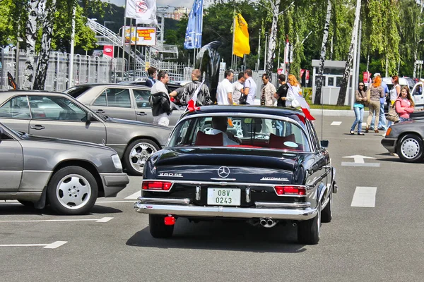 Wrzesień 3, 2011, Kijów, Ukraina. Mercedes-Benz 280 Se Coupe 1969 w ruchu. Retro samochodów. Zdjęcia redakcyjne. — Zdjęcie stockowe