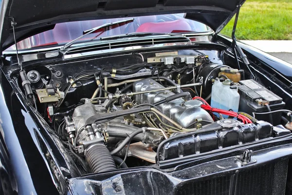 Wrzesień 3, 2011, Kijów, Ukraina. Silnik Mercedes. Mercedes-Benz 280 Se Coupe 1969. Retro samochodów. Zdjęcia redakcyjne. — Zdjęcie stockowe