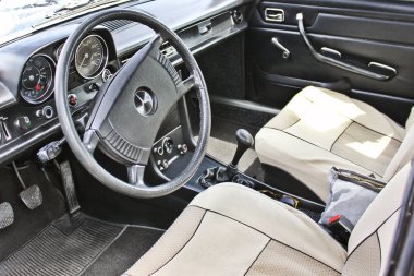 3 Eylül 2011, Kiev, Ukrayna. Araba iç lüks Servisi. Araba iç ayrıntılar. Mercedes-Benz 280 Se Coupe 1969. Retro araba. Editoryal fotoğraf.