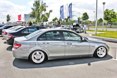 Ukrayna, Kiev; 17 Eylül 2014; Mercedes-Benz C-Class Lowrider. Editoryal fotoğraf.