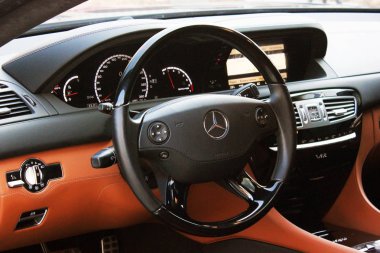12 Nisan 2016; Kiev, Ukrayna; Araba iç lüks Servisi. Araba iç ayrıntılar. Mercedes-Benz Cl 65 Amg V12 Bi-Turbo. Editoryal fotoğraf.