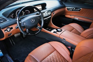 12 Nisan 2016; Kiev, Ukrayna; Araba iç lüks Servisi. Araba iç ayrıntılar. Mercedes-Benz Cl 65 Amg V12 Bi-Turbo. Editoryal fotoğraf.