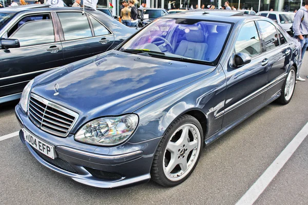 Ucrânia, Kiev; 17 de setembro de 2014; Mercedes-Benz S55 AMG (W220). Foto editorial . — Fotografia de Stock