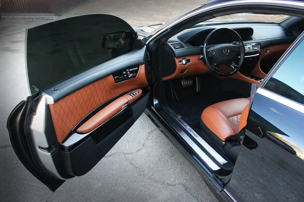 12 de abril de 2016; Kiev, Ucrania; Servicio de lujo interior de automóviles. Detalles interiores del coche. Mercedes Benz CL 65 AMG V12 Bi-Turbo. Foto editorial . —  Fotos de Stock