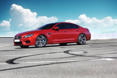 5 Temmuz 2016; Kiev, Ukrayna. BMW M6 bir arka plan bulutlu gökyüzü üzerinde. Speedway. Hız. Araba. Karbon. Yarış. Lüks. Ayarlama. Supercar. Editoryal fotoğraf.